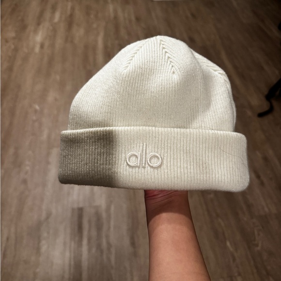 ALO Yoga White Beanie - Picture 2 of 3